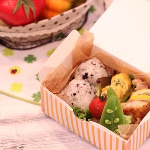 カフェ弁当☆おにぎりとチキンのガーリックソテー弁当・岩牡蠣～？？！！