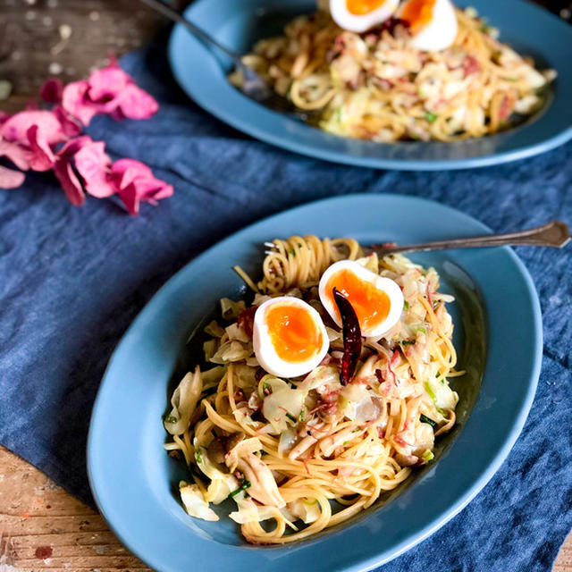 夏の定番味でボリューム節約パスタ【キャベツとコンビーフのオイルパスタ】