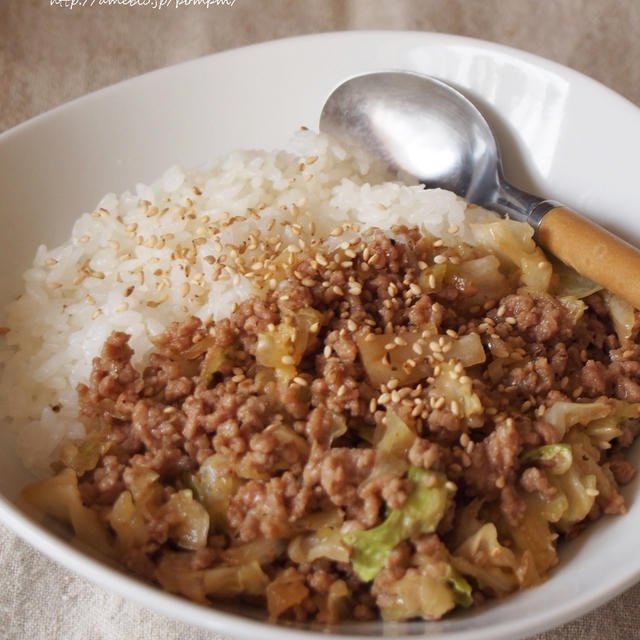 キャベツの豚そぼろ丼。