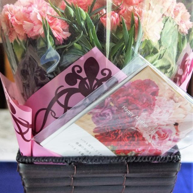 ■母の日で【新宿在住の娘夫婦からは　絞り咲きのカーネーションの鉢植えが届きました♪豪華絢爛！】
