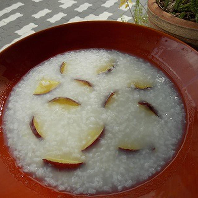 【湯気の匂いは母の味　お芋のおかゆ　】