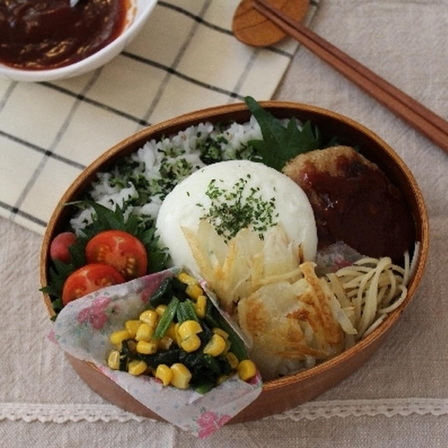 目玉焼きハンバーグのお弁当。