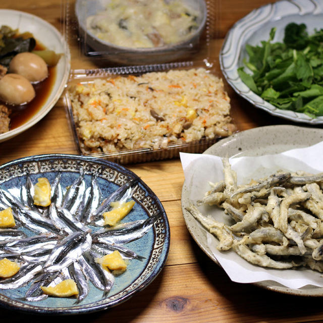 八幡浜近海産ホータレ(カタクチイワシ)の天ぷらと刺し身、おすそわけの栗入り炊き込みごはんほか。