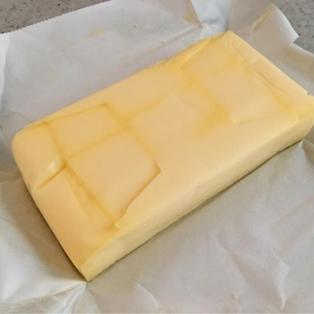 【生活の知恵】バターをクッキングペーパーでスパっと切る方法！