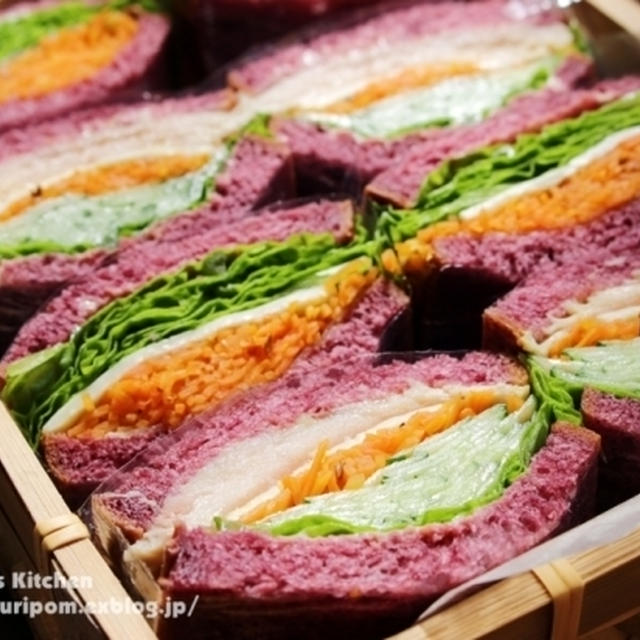 紫カンパーニュで人参サンドイッチ。