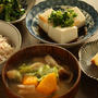 湯豆腐、小松菜のおかか和え、具だくさんお味噌汁で朝ごはん