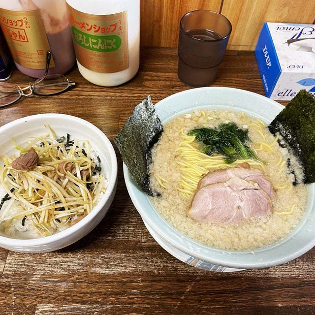 こてこてラーメン・ネギ丼セットを啜り食べる