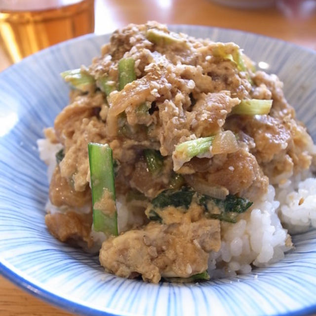 油揚げ入り玉子とじ丼は、衣笠丼風｜福島屋さんで買った、さしみこんにゃくを、きあげ醤油で食べる