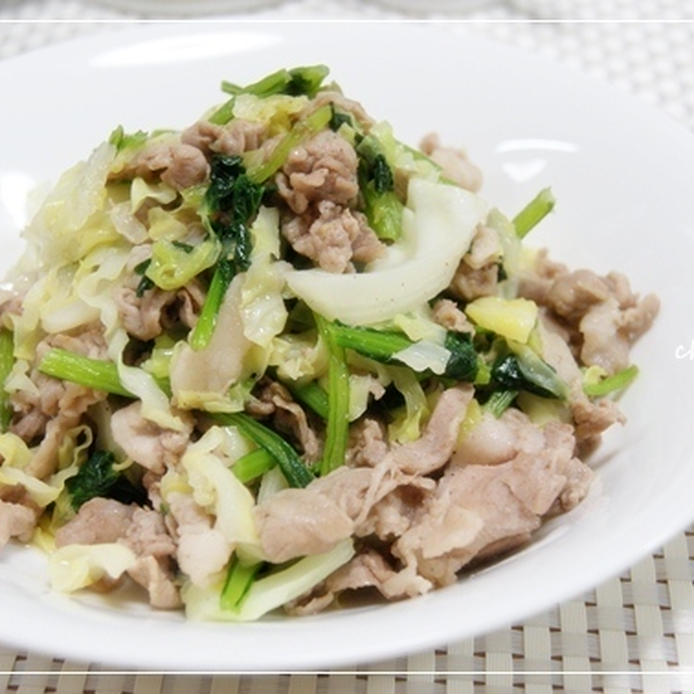 白い皿に盛られた豚肉とキャベツと小松菜の炒め物