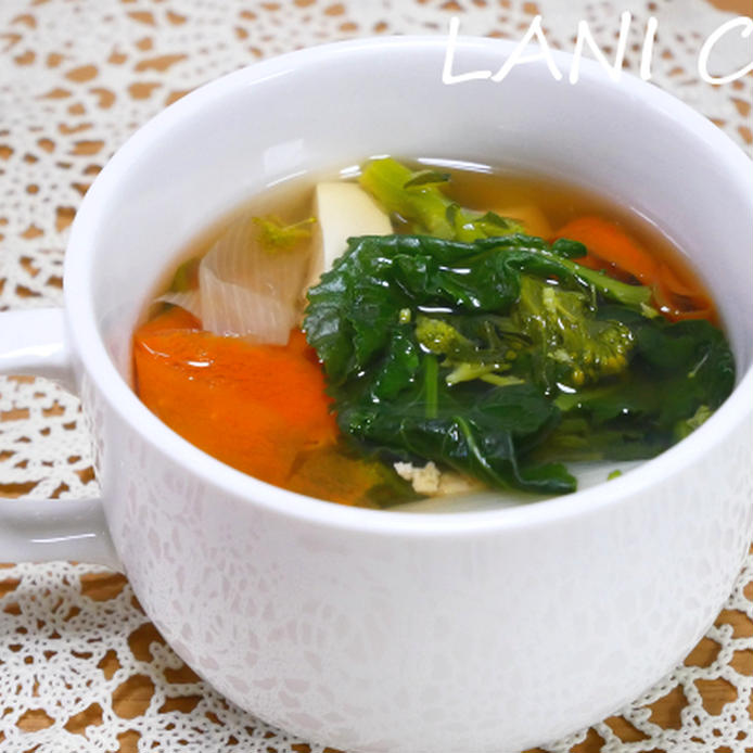 白色のカップに盛られた干し野菜のスープ