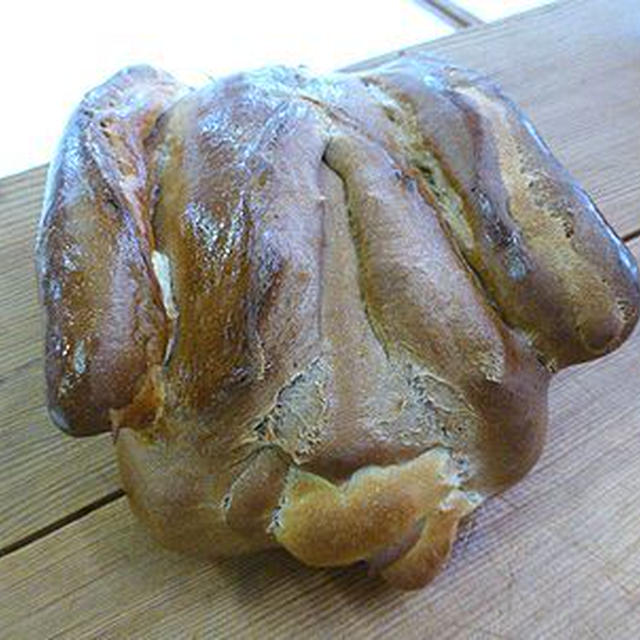 ローストチキン？　と思いきやパン！　カットしてみたら・・・