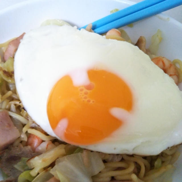 目玉焼きが決めポーズしてた