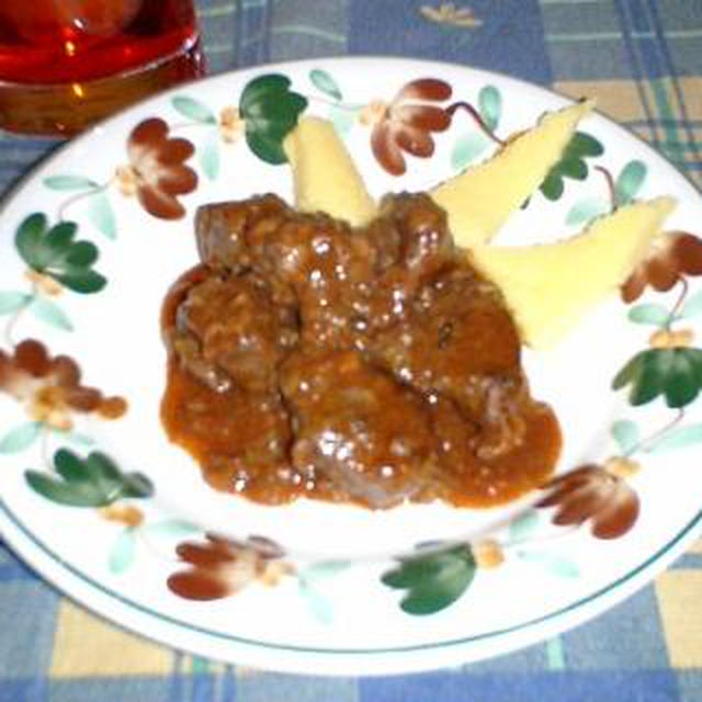 牛肉のトマト・ワイン煮込み（spezzatino di manzo al pomodoro e vino)