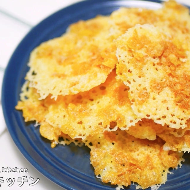 レンジで超簡単！◯◯を使うだけで超クリスピーになる『超サクサクチーズせんべい』の作り方