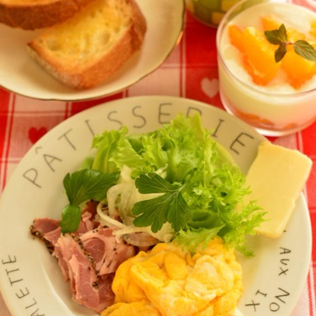懐かしいウィリアムズソノマのテーブルクロスで朝ご飯