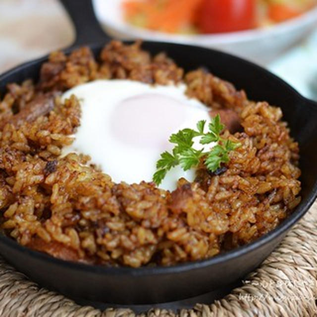 残りものでもひと手間でごちそうに　とろとろ半熟卵のせ焼きカレー