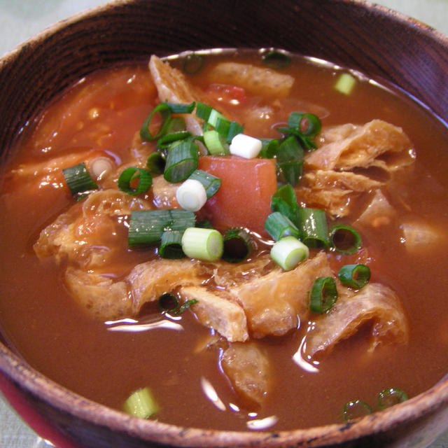 トマトと油揚げの味噌汁