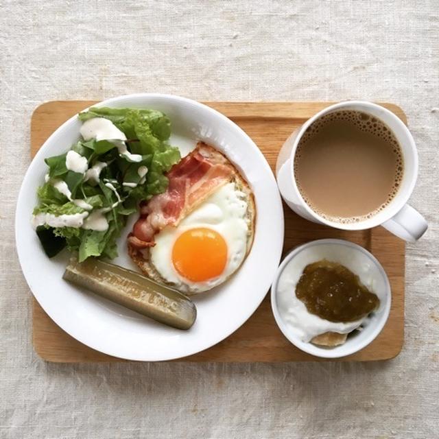 6月10日の朝ごはん。調理時間10分。ベーコンエッグとバナナヨーグルト