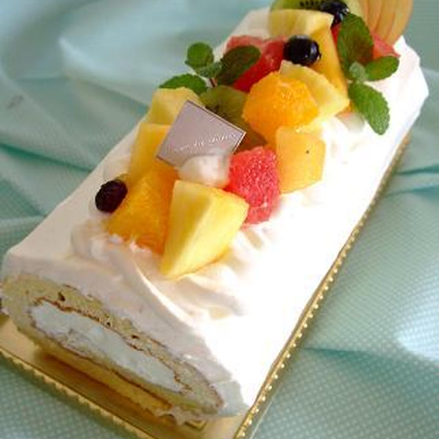 お祝いのデコレーションロールケーキの日 By こまちままさん レシピブログ 料理ブログのレシピ満載