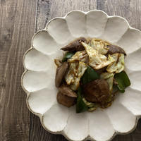 鶏レバーとキャベツの赤味噌炒め