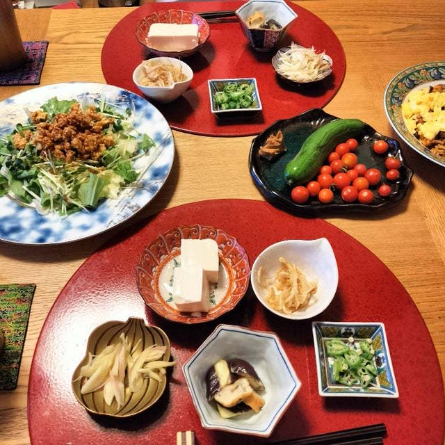 キャリーオーバーした野菜パエリア、チキンチリミートのサラダ、小鉢５品とプランター野菜で晩酌