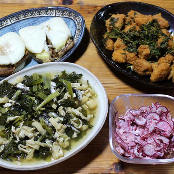 自家栽培コマツナとイリコ・油揚げの炒め煮、ハツカダイコンのサラダ、角煮まんじゅうほか。