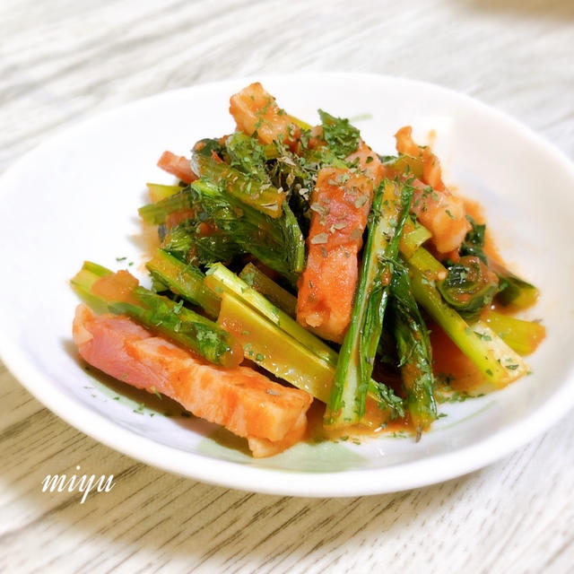 小松菜とベーコンのピリ辛トマトソース