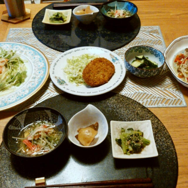 サーモンと水菜のマリネとプチトマトと白いきのこの冷たいスパゲッティと小鉢3品とかの和洋折衷晩酌。