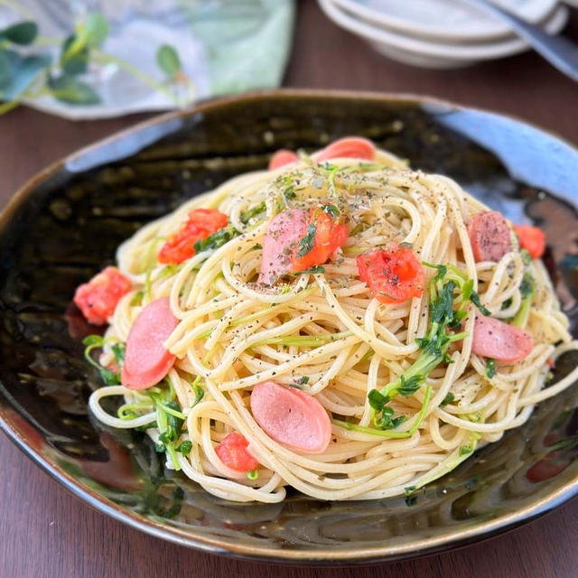 この彩りが食欲そそる☆豆苗とトマトのハーブパスタ