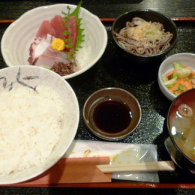 毎日美味しいお刺身定食が食べられます 小鉢の冷たいお蕎麦も美味しい ゆったり落ち着く居酒屋ランチ 跳人 神田東口 By ぱんだ隊長さん レシピブログ 料理ブログのレシピ満載