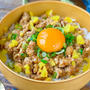 【レシピ】えのきでかさ増し♬ピリ辛ごま味噌そぼろ丼♬