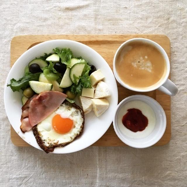 5月12日の朝ごはん。調理時間8分。ズッキーニとオリーブのサラダ