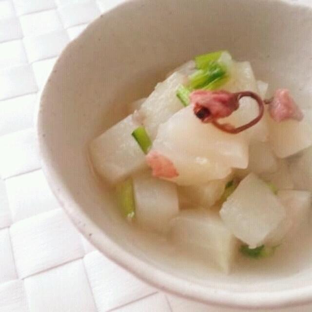 桜の花の塩漬けと蕪のとろみ煮