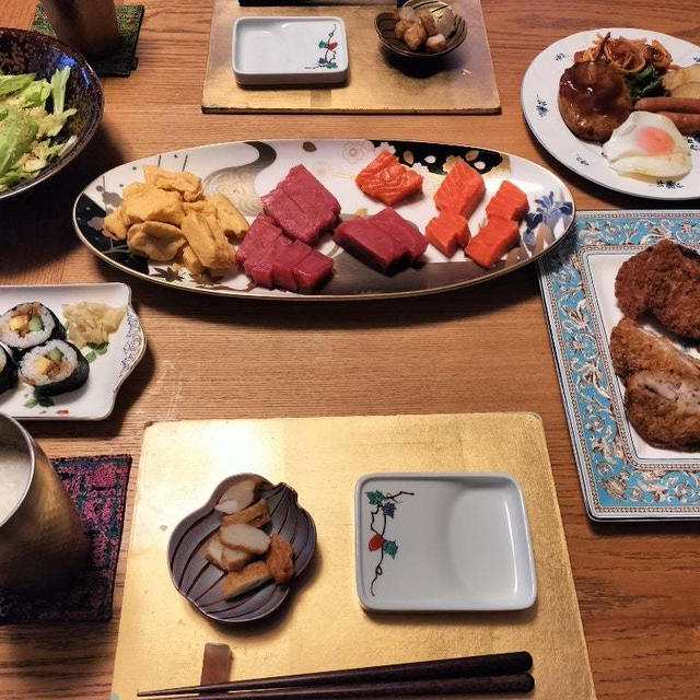 休日は切っただけ盛っただけで。お刺身、フライ盛り合わせときゃべつの塩だれ和え、お総菜も。