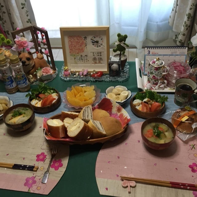 菓子パンと焼いたお餅入りの味噌汁で朝食