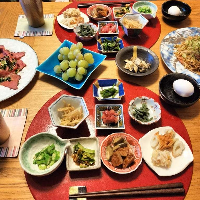 ローストビーフ、ソース焼きそば卵添え、小鉢8品で晩酌