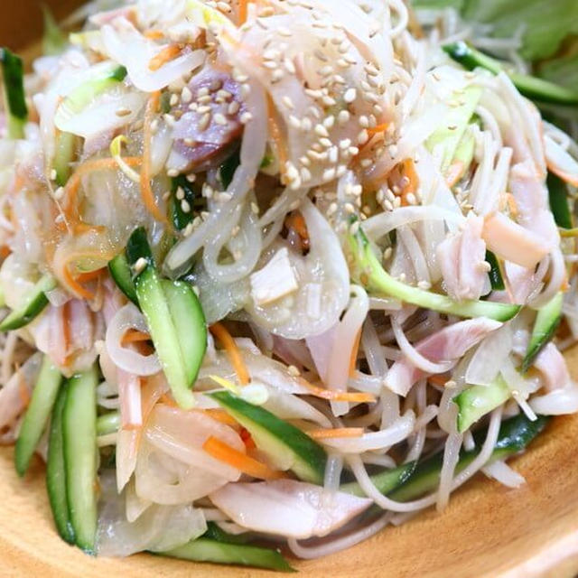 めんつゆで簡単ヘルシー！野菜が主役のそばサラダ