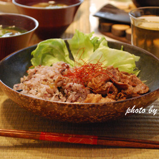 ガッツリ飯のポークスペアリブ丼