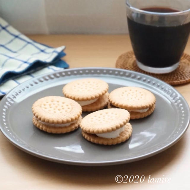 ダイソーの可愛すぎるお皿を用意して♡1分で作れるビスケットとマシュマロの簡単おやつ