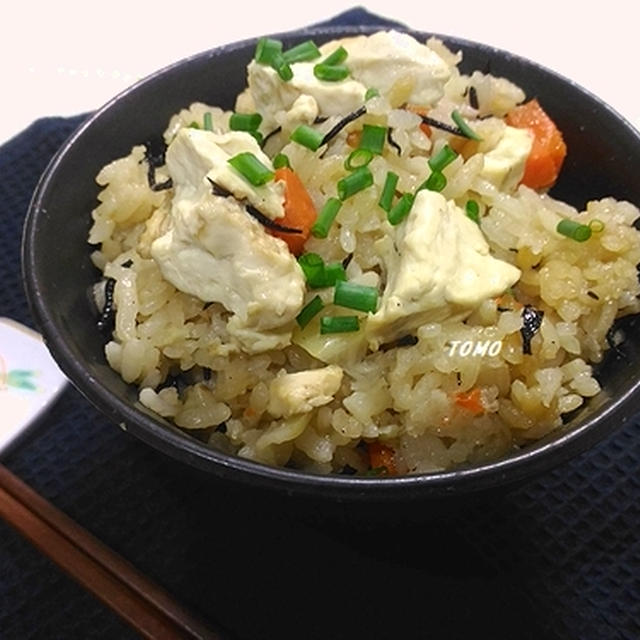 麺つゆで簡単！お豆腐とひじきの炊き込みご飯