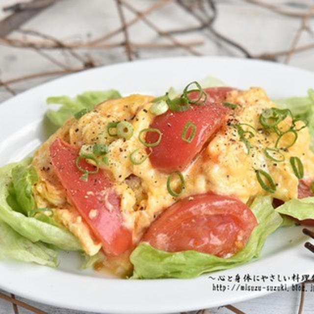 節約食材なのに食卓が華やかになる♪　トマトと卵のとろーりチーズ焼き