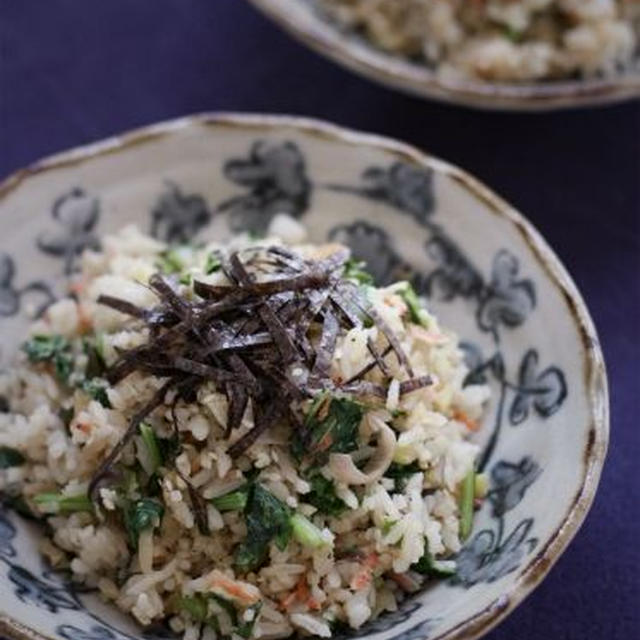 カブの葉と茗荷、桜海老の焦がし醤油焼き飯