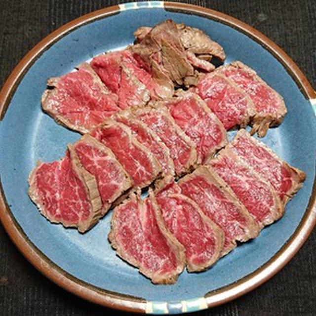 国産牛もも肉で、牛肉のたたき