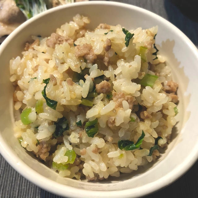 豚ひき肉の青菜の生姜炊き込みご飯【3歳と大人ごはん】