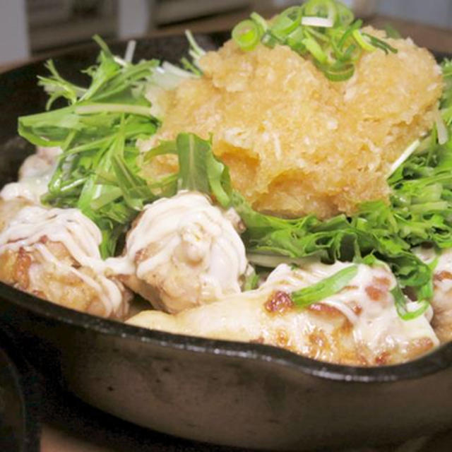 今日の晩御飯/スキレットで作る「鶏手羽元のおろしマヨポン」と「こんにゃくステーキ」は、ボリューム満点なのにコスパ最高！