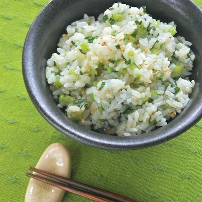 黒い茶碗に盛り付けた新米で作った小松菜ごはん