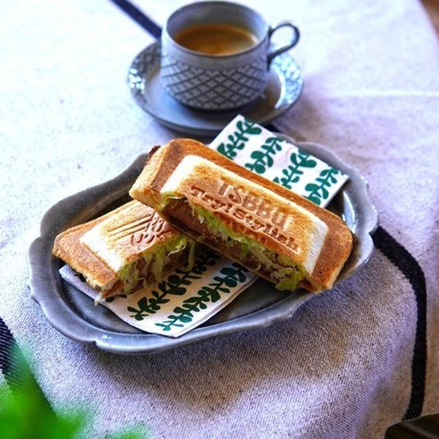 【業務スーパー】厚めなのにヘルシー⁉なハムカツでホットサンド♪想定外の新食感に驚き⁉