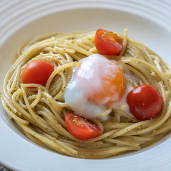 贅沢な食材: バリラ ペーストジェノベーゼでカフェ風料理を