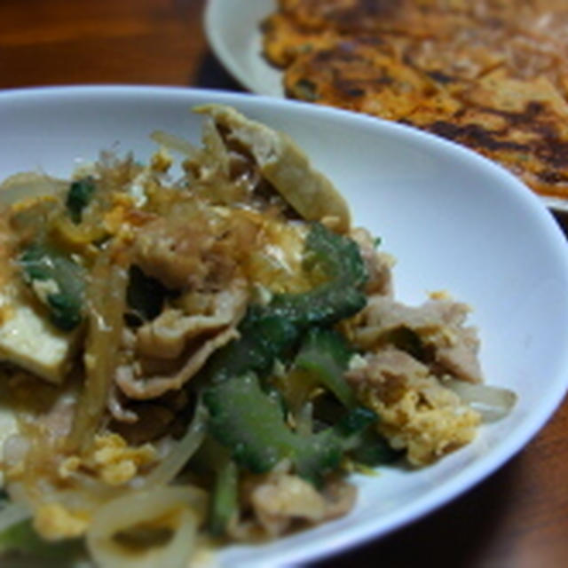 沖縄気分の晩ご飯。ゴーヤチャンプルーと納豆キムチのヒラヤーチー。