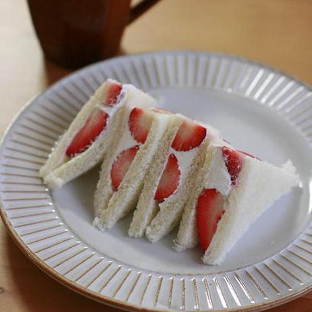 苺サンドの朝食